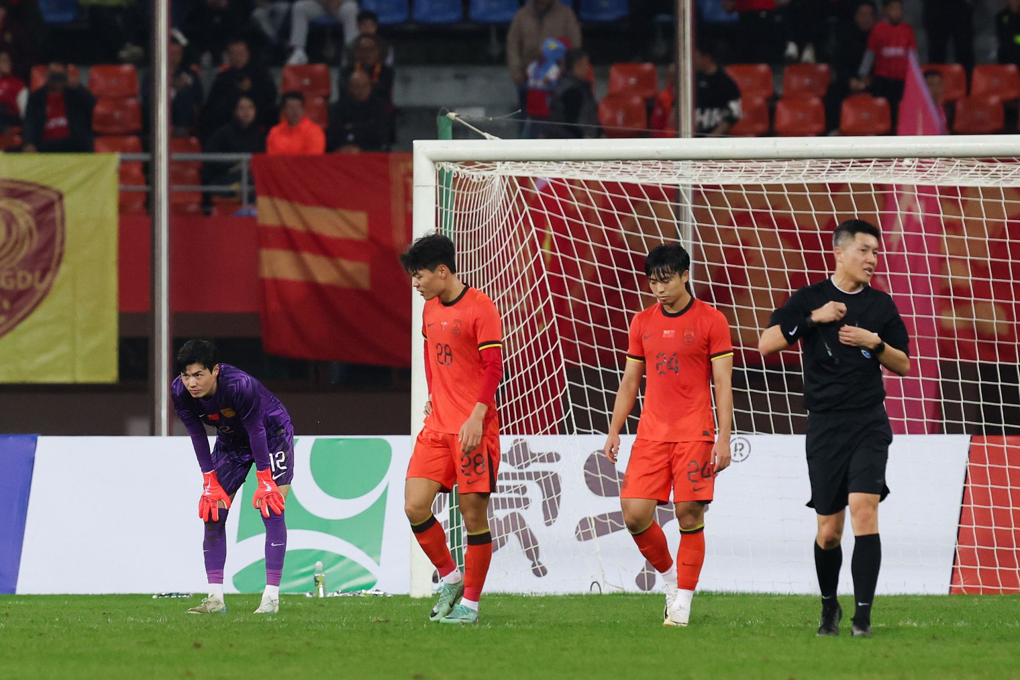 U22 축구대표팀의 베트남전 패배에 대한 뜨거운 논의: 경기를 지켜보고 있는 샤오자(Shao Jia)는 아마도 혼나는 일에 익숙했을 것이다.